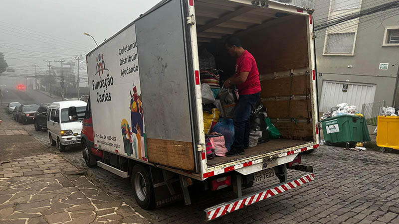 Voluntários da Fundação Caxias organizam doações para vítimas das enchentes no RS