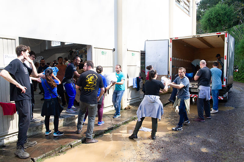 Voluntários da Fundação Caxias trabalhando nas doações para os atingidos pelas enchentes no RS