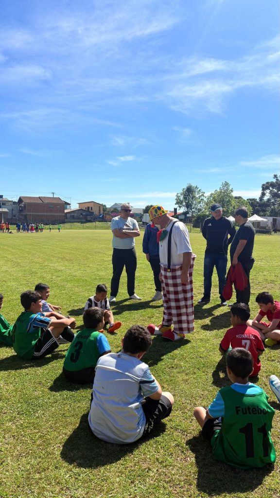 Professor Rabisko participou do evento alegrando a criançada