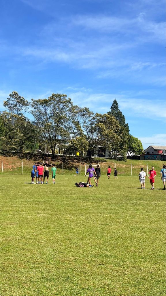 Crianças realizam partida de futebol durante o evento do dia das crianças em Caxias do Sul promovido pela Fundação Caxias