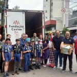 Voluntários arrecadam doações para a campanha do material escolar