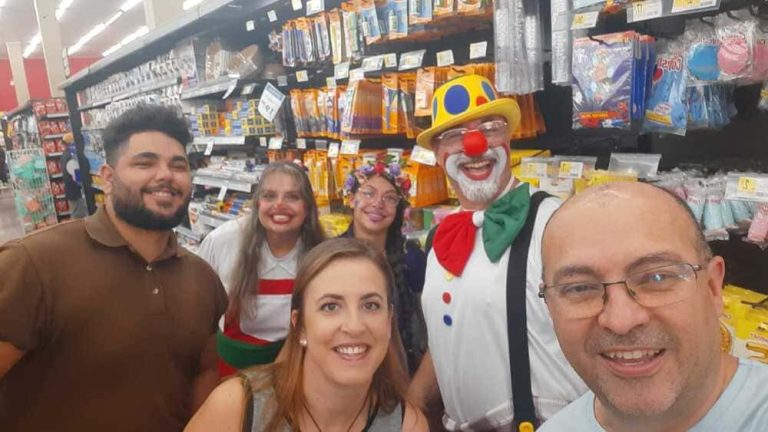 Voluntários arrecadam doações para a campanha do material escolar