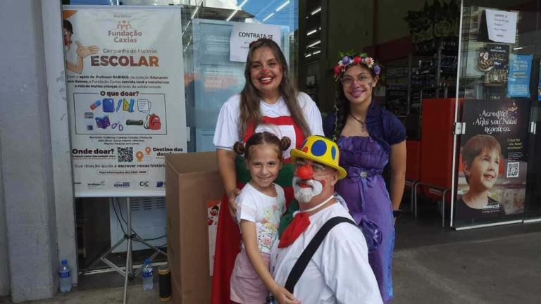 Voluntários arrecadam doações para a campanha do material escolar