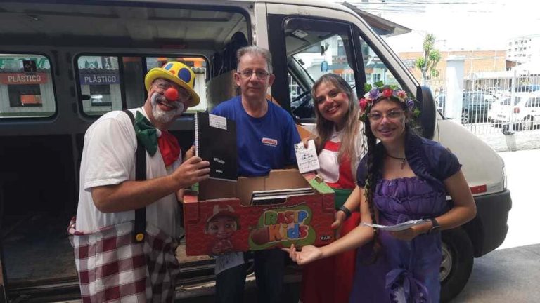 Voluntários arrecadam doações para a campanha do material escolar