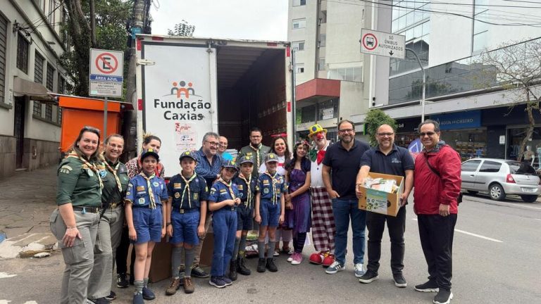 Voluntários arrecadam doações para a campanha do material escolar