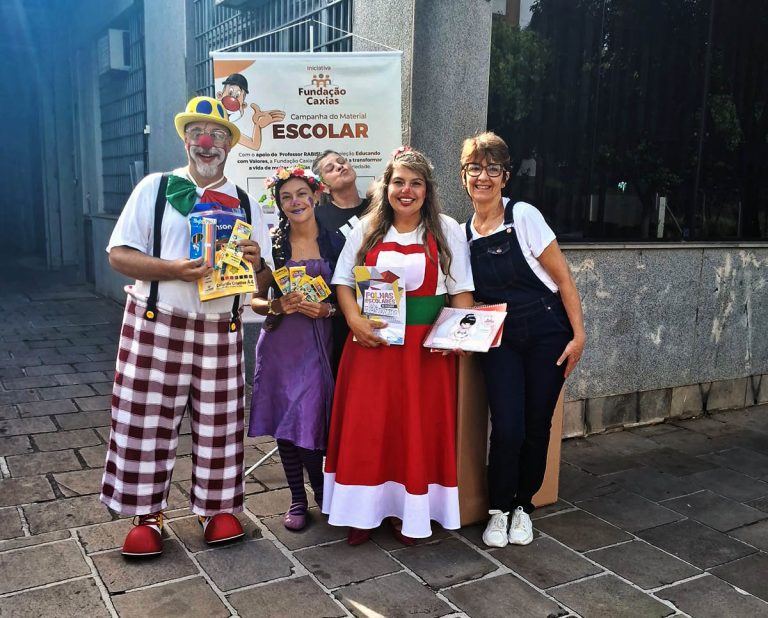 Professor Rabisko e sua turma no encerramento da 1a. campanha do material escolar da Fundação Caxias. Foto: Paula Paim