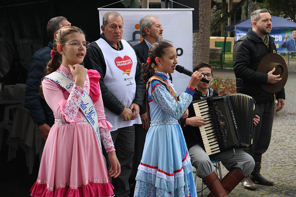 CTG Sinuelo e do CTG Negrinho do Pastoreio, que animaram a praça com danças e música ao longo de toda a manhã. Foto: Rafaela Trevisan