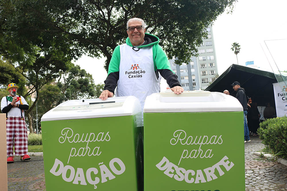 Duas máquinas com indicação para roupas para doação e descarte chamaram a atenção para o destino adequado das doações. Foto: Rafala Trevisan