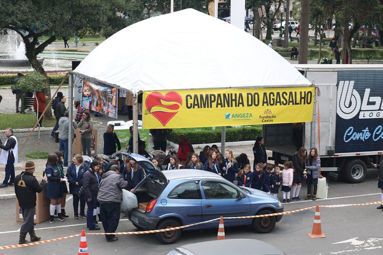 Público faz doações para a campanha do agasalho na praça Dante Alighieri