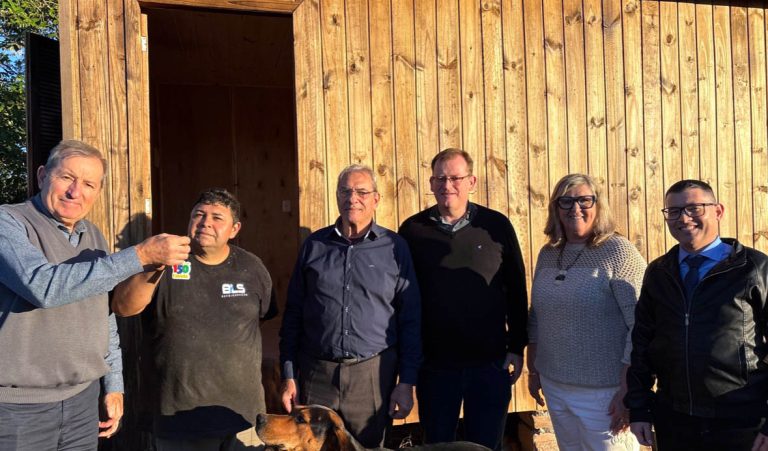 Fundação Caxias entrega nova casa à vítima das enchentes de 2024 no distrito de Delfina, município de Estrela, RS.