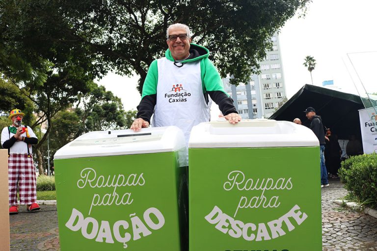 Máquinas de lavar roupas que servem para coletar doações e descarte de roupas na campanha da Fundação Caxias